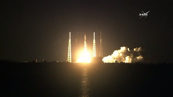 SpaceX launches its Dragon cargo craft on a Falcon 9 rocket