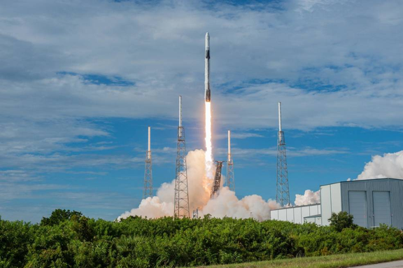 SpaceX Falcon 9 rocket lifts off from Space Launch Complex 40